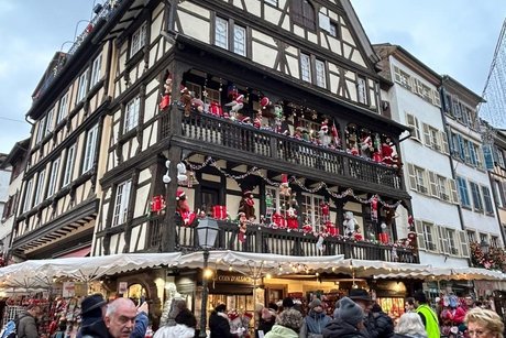 weihnachtliche Dekoration beim Weihnachtsmarkt weihnachtliche Dekoration beim Weihnachtsmarkt