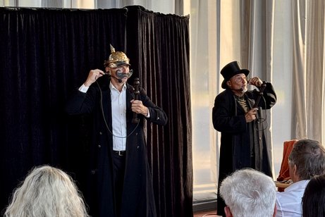 Die Theaterexperten führen die Zuschauer in die Kaiserzeit und zeigen wie hier ein Betrug erfolgreich sein kann.