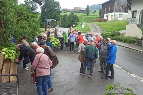 warten vor der Juppenwerkstatt