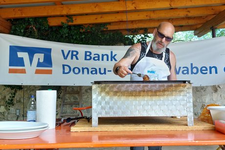 Tino beim Grillen - super lecker wars