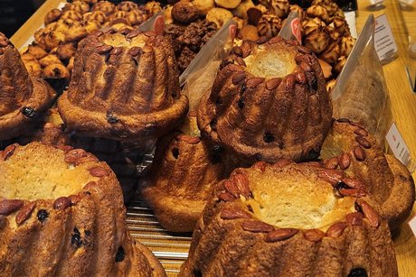 In Eine Theke der B&auml;ckerei im Ort liegen viele Gugelhupf &uuml;ber einander.