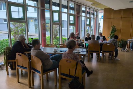 Mitglieder bein Anh&ouml;ren der Vorstandsberichte