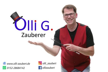 Lassen Sie sich verzaubern. Ein Zauberer mit einer Handvoll Spielkarten in der linken Hand