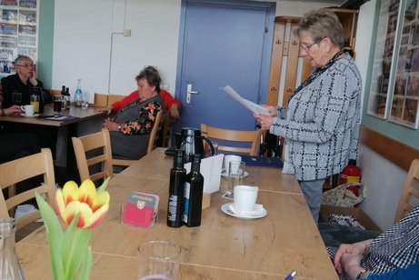 Das Bild zeigt Karin Koletzko bei ihrem Vortrag des Jahresberichts 2025