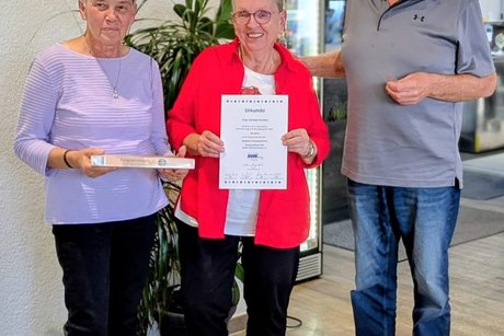 Kassierin Ilse Deuschle und Vorstand Hans Berlet-Kammerer überreichen Christa Döbler die Urkunde und Anstecknadel für 25 Jahre Mitgliedschaft im VdK
