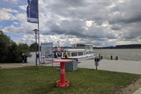 Anlegestelle am See, an der ein Boot angelegt hat.