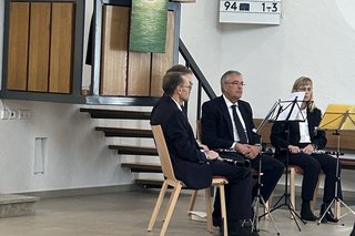 Pfarrerin Silke Bauer-Gerold und die MVO-Musiker in der Kirche.