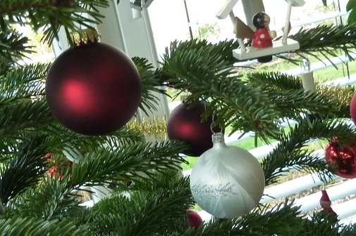 Kugeln am Weihnachtbaum Rote und Weise Weinachtskugeln am Baum
