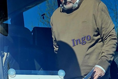 Das Bild zeigt den Busfahrer wie er gerade aus dem Bus aussteigt.