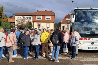 Warten der Gäste vor dem Busparkplatz