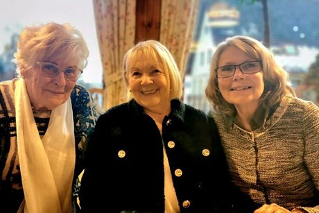 HV007 Drei ältere Damen aus dem Vorstand lächeln am Wirtshaustisch.