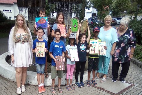 Gruppenbild mit 10 Jugendlichen und Betreuern vor dem Rathausbrunnen