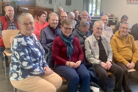 Frauen und M&auml;nner, die dem Referenten zuh&ouml;ren