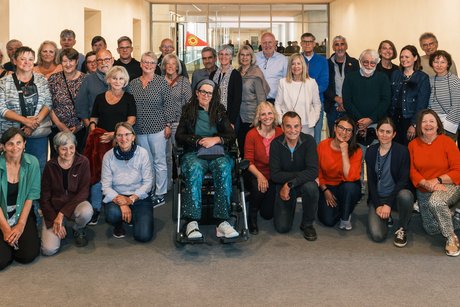 Gruppenbild der insgesamt etwa 50-k&ouml;pfigen Gruppe, die auf Einladung des B&uuml;ros von MdB Chantal Kopf u.a. im Bundestag war