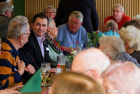 Besucher der Weihnachtsfeier im Gespr&auml;ch