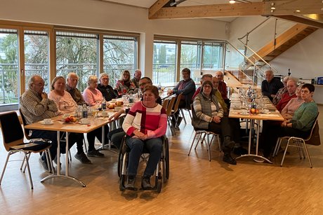 zahlreiche Mitglieder genießen den festlichen Nachmittag