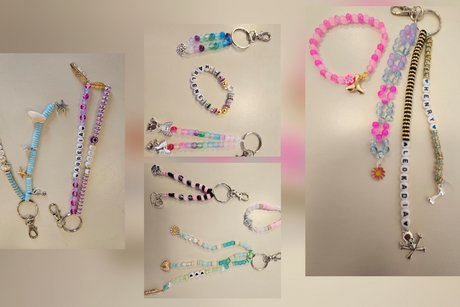 mehrere farbige Armb&auml;nder und Schl&uuml;sselanh&auml;nger