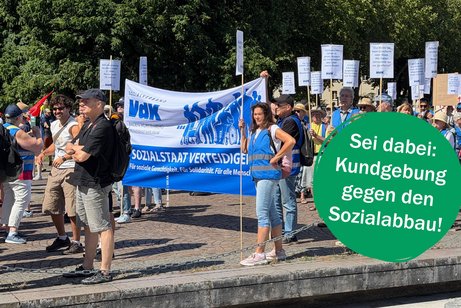 Personen mit Plakaten demonstrieren