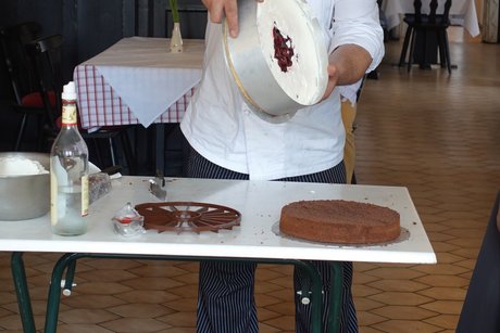 Im Hotel B&auml;ren Backvorf&uuml;hrung f&uuml;r Schwarzw&auml;lder Kirschtorte