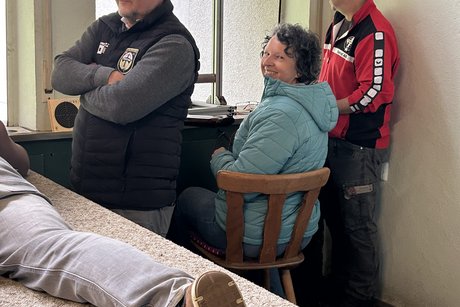 Gerlinde Hugger beim Schie&szlig;training.