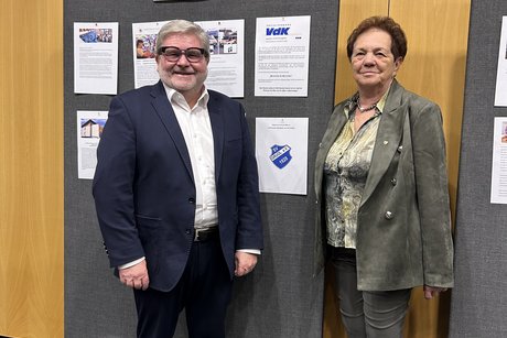 Die beiden Vorsitzenden des VdK-Ortsverbandes Onstmettingen am "Steckbrief" des Ortsverbandes bei der Spenden&uuml;bergabe.