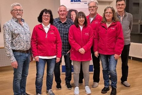 Zusammen mit den DRK-Aktiven Annegret Behr, Hans Ratz und Ria Lindauer (ab 4.v.l.) konnte sich VdK-Vorsitzender Theo Ossmann, DRK-Vorsitzende Liliane Augenstein, Reinhard Stirl (v.l.) und Dieter Augenstein &uuml;ber einen gelungenen Abend und eine sch&ouml;ne Spendensumme freuen.