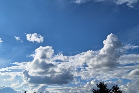 Wolkenformation, die viel Spielraum für deren Beschreibung zulässt.
