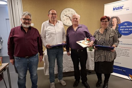 1. Vorsitzender sagt Danke v.l. Gebhard Kocheise, Günther Grieger, Beate Weik 1. Vorsitzender Erich Weik sagt Danke v.l. Gebhard Kocheise, Günther Grieger, Beate Weik