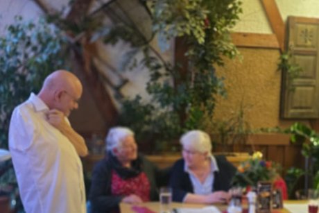 Kreisverbandsvorsitzender Martin Ganz mit den Jubilaren Gertrud Traub und Elke Rieger.