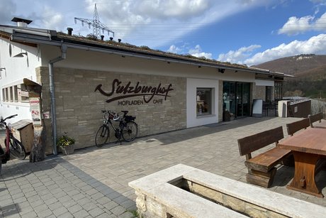 Der Hofladen, Ein langes Geb&auml;ude mit Beschriftung" Sulzburghof".