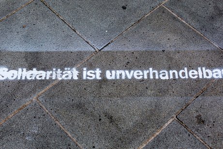 Schriftzug auf Bodenplatten "Solidarität ist unverhandelbar!"