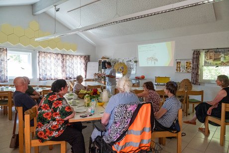 Mitglieder des OV Althengstett Gechingen beim Vortrag über Bienen