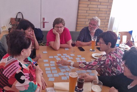 Mehrere Personen beim Memoryspielen
