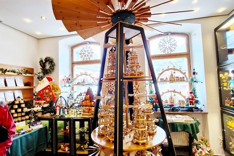 Bild zeigt Holzpyramide in Werkstatt in Seiffen