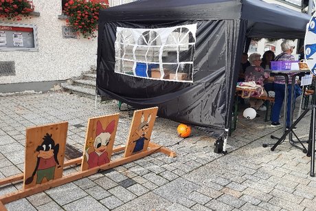 VdK Stand - vorne mit Fußballspiel für "kleine und große Kinder"