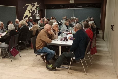 Ein Teil der Mitglieder sitzend an Tischen