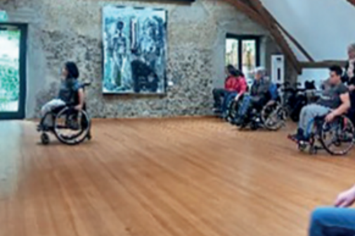 Rollstuhlfahrende im Training in einem Veranstaltungsraum