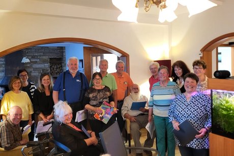 Ein Ständchen im Seniorenheim Haus Christine Gundelsheim Bild zeigt eine Sängergruppe beim Ständchen im Seniorenheim Haus Christine Gundelsheim