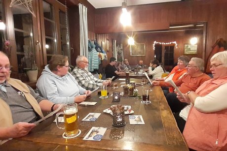 auf dem Bild sieht man VdK Mitlieder beim singen