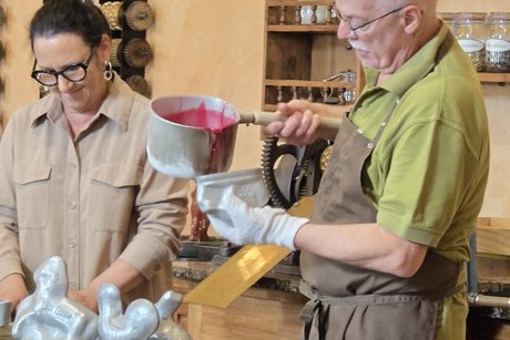 Herr Stehle gie&szlig;t die Zuckermasse in die Formen