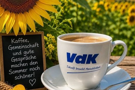 VdK Kaffeetasse vor Sonnenblumenfeld
