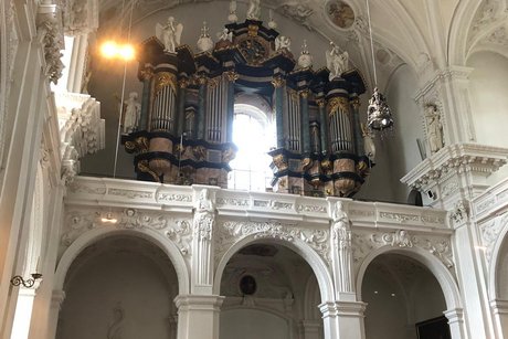 Blick auf die Empore mit kunstvoll gestalteter barocker Orgel.