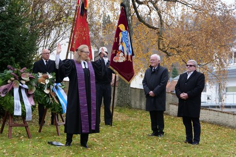 Pfarrerin Silke Bauer-Gerold beim Sprechen des Segens.