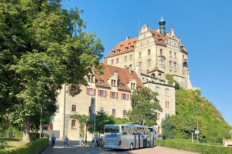 Unser Reisebus der Firma Noll steht vor dem imposanten Schlo&szlig; Sigmaringen