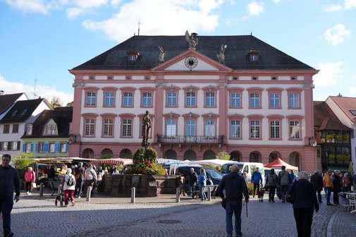 Bild vom Gengenbacher Rathaus mit Stadtbrunnen