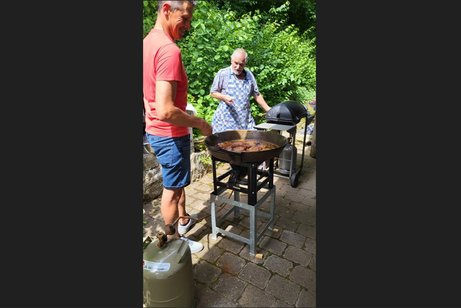 Das Bild zeigt unsere Grillmeister bei der Arbeit