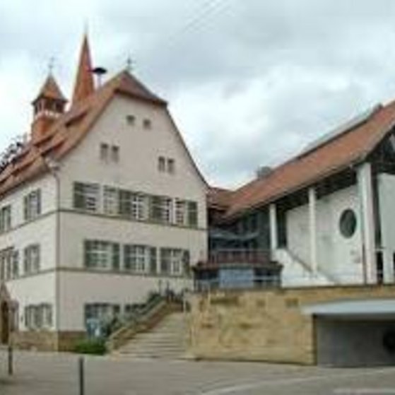 Auf dem bild ist das Rathaus von Ilsfeld zu sehen