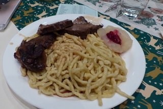 Bild zeigt das Weihnachtsessen(Rehbraten mit Spätzle