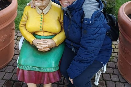 Maria und Figur "alte Dame auf der Bank"