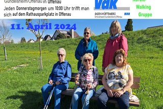 5 Frauen sitzen auf einer Bank und machen eine Pause